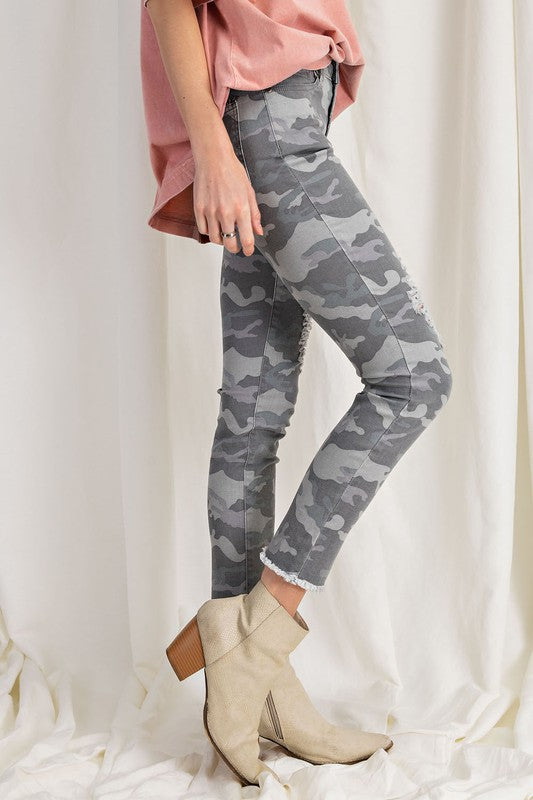 MAKE ME LOSE CONTROL Camo distressed pants